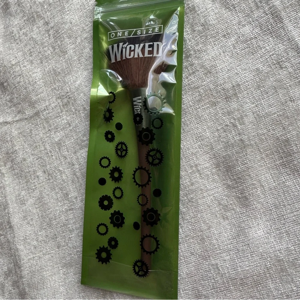 Wicked Broom Makeup Brush Collectible Beauty Accessory NWT O/S